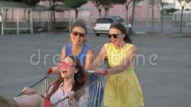 一群快乐的年轻人在购物车上玩得很开心。 年轻人在购物车上赛车。 生活方式概念